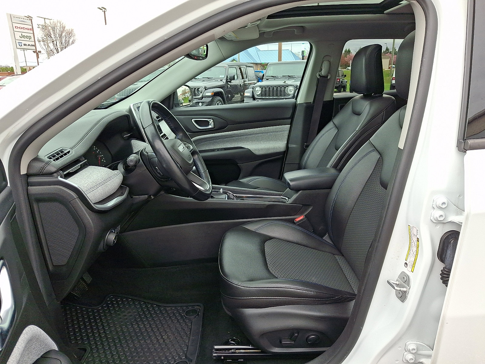 Used 2022 Jeep Compass Latitude w/ Sun and Sound Group image 15