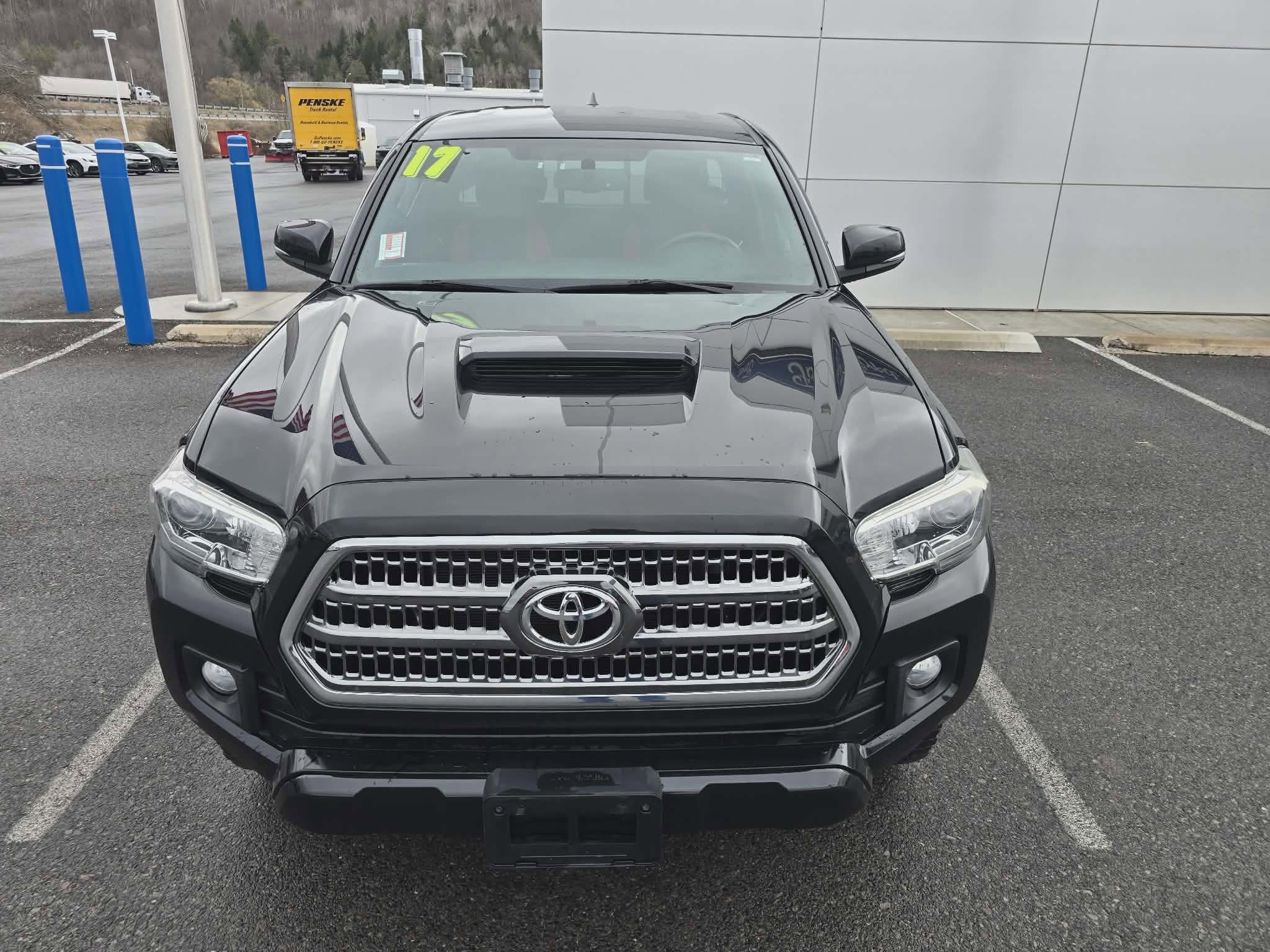 Used 2017 Toyota Tacoma TRD Sport w/ Tow Package (A/T) image 9