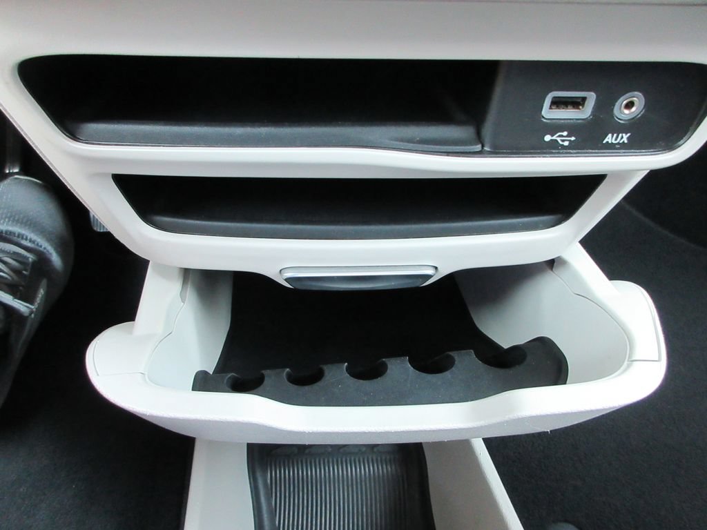 Used 2020 Chrysler Pacifica Limited FWD image 30