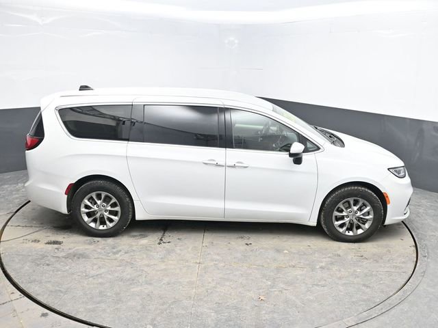 Used 2023 Chrysler Pacifica Touring-L image 27