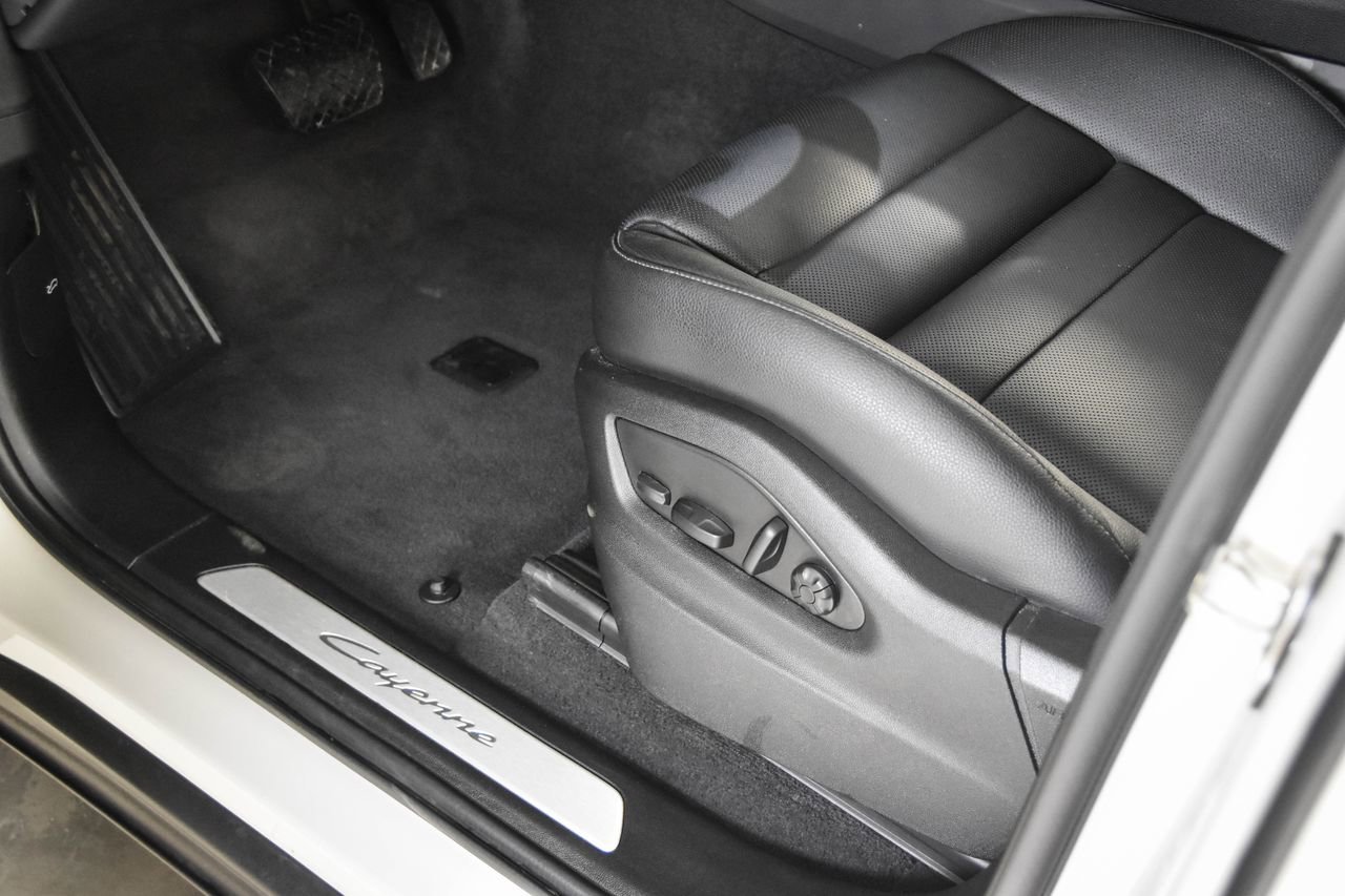 Certified 2025 Porsche Cayenne AWD/4WD image 13