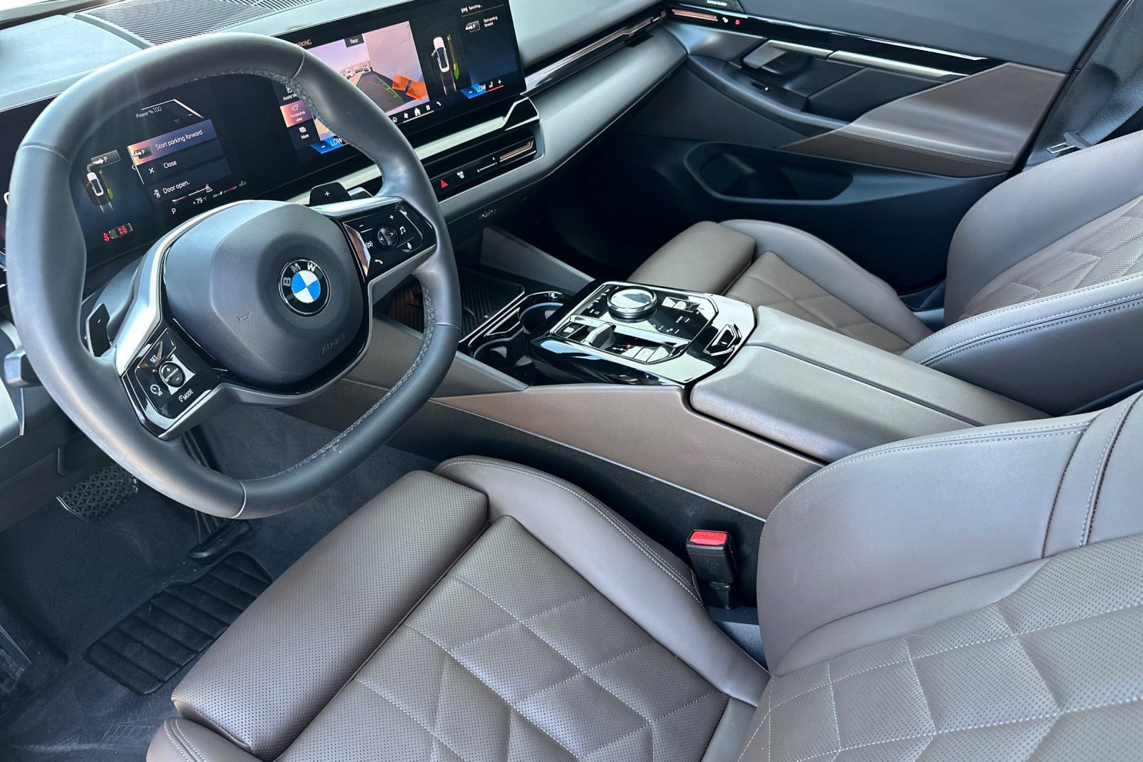 Used 2024 BMW 530i w/ Convenience Package RWD image 4