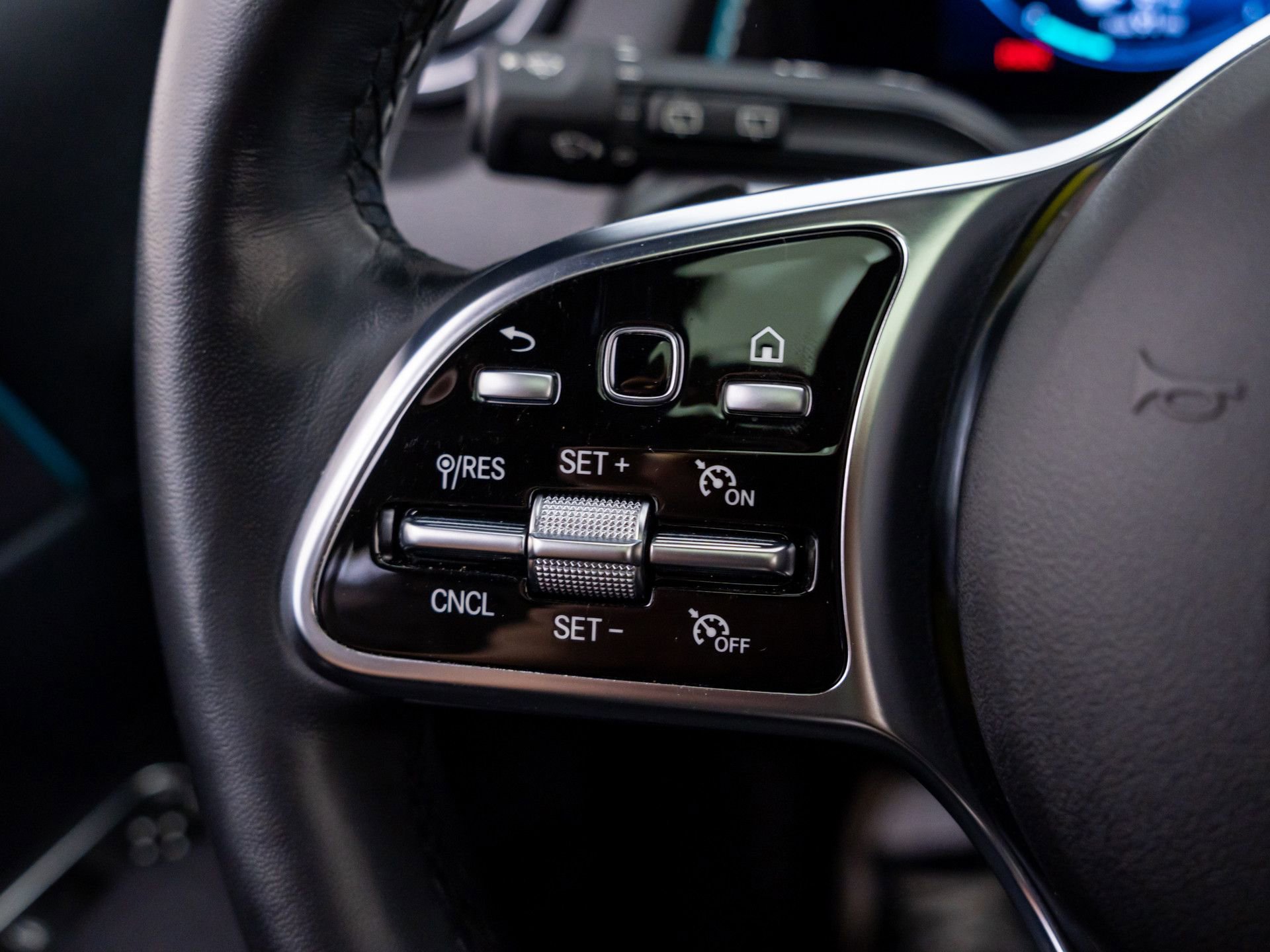 Used 2023 Mercedes-Benz EQB 300 4MATIC image 28