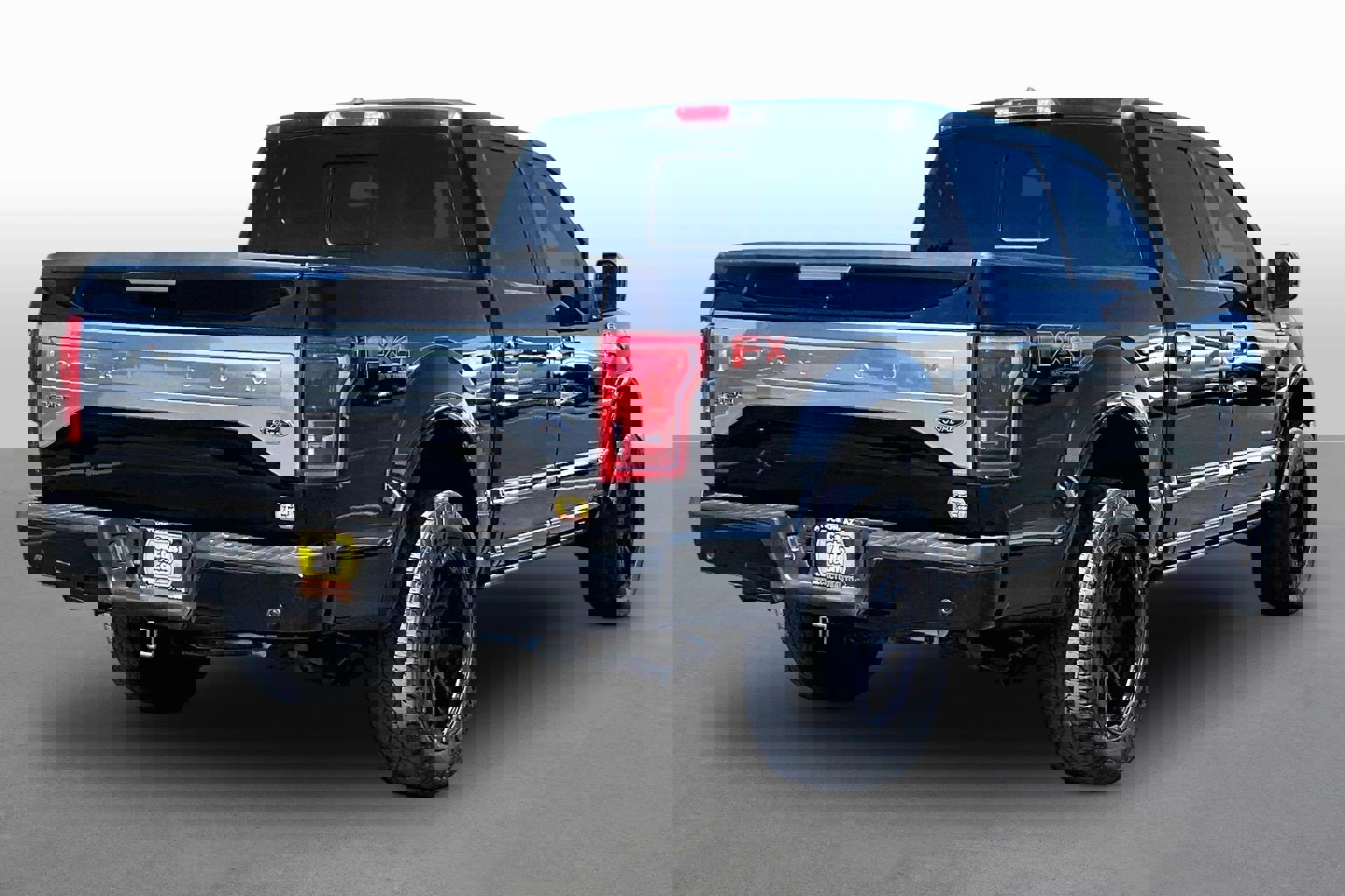 Used 2017 Ford F150 Platinum w/ Equipment Group 701A Luxury AWD/4WD image 2