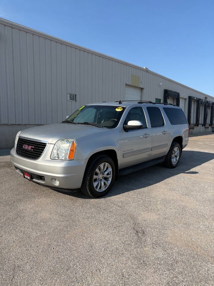 Used 2011 GMC Yukon XL SLT w/ SLT-2 Equipment Package AWD/4WD image 3