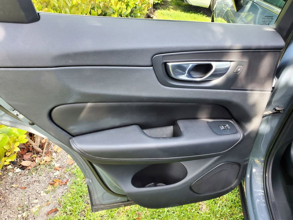 Used 2022 Volvo XC60 B5 Inscription image 10