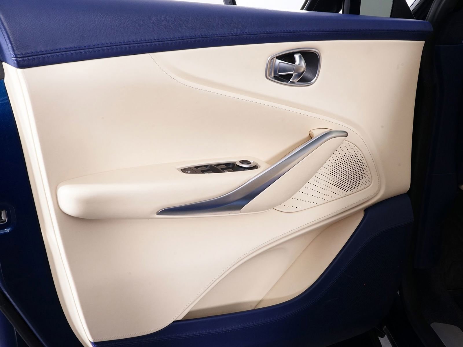 Used 2021 Aston Martin DBX image 37