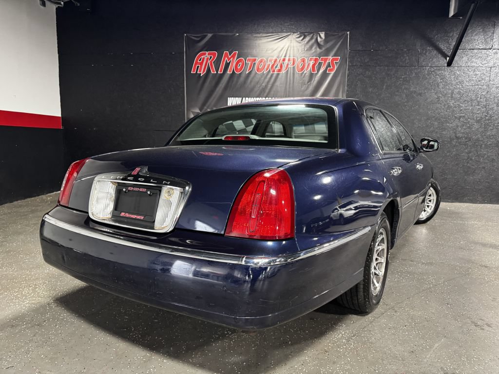 Used 2002 Lincoln Town Car Signature RWD image 5