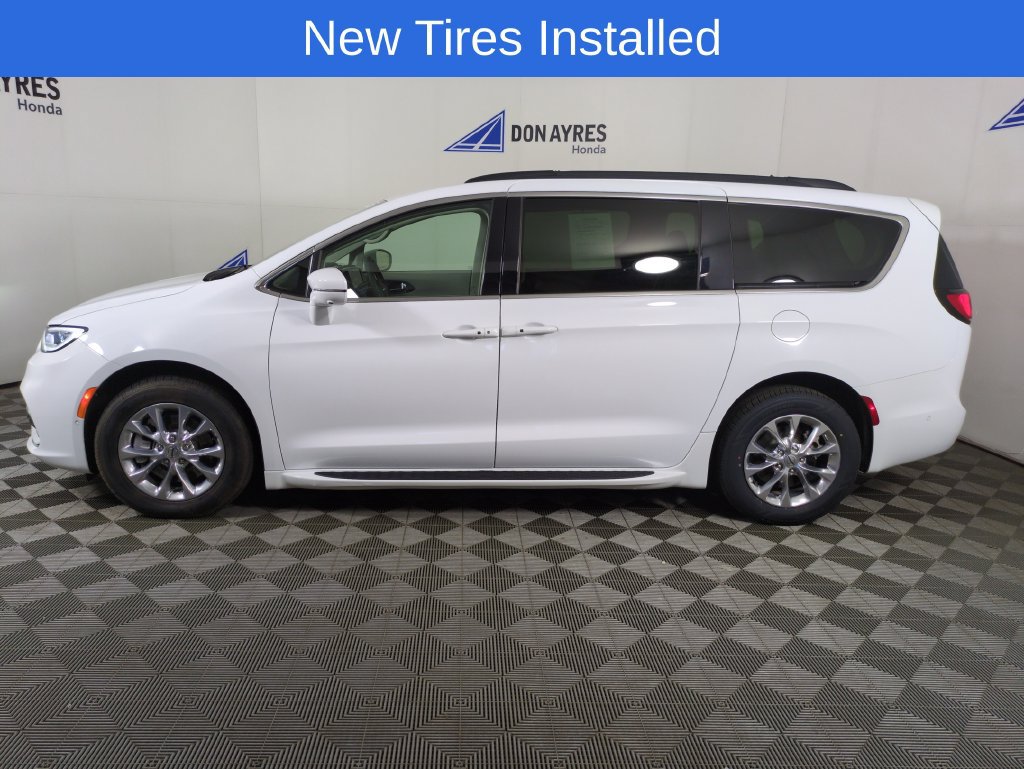 Used 2022 Chrysler Pacifica Touring-L w/ Uconnect Theater Family Group AWD/4WD image 2