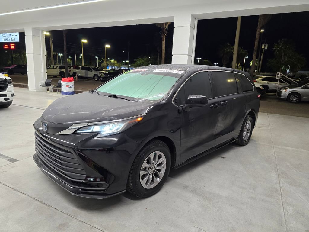 Used 2022 Toyota Sienna LE image 2