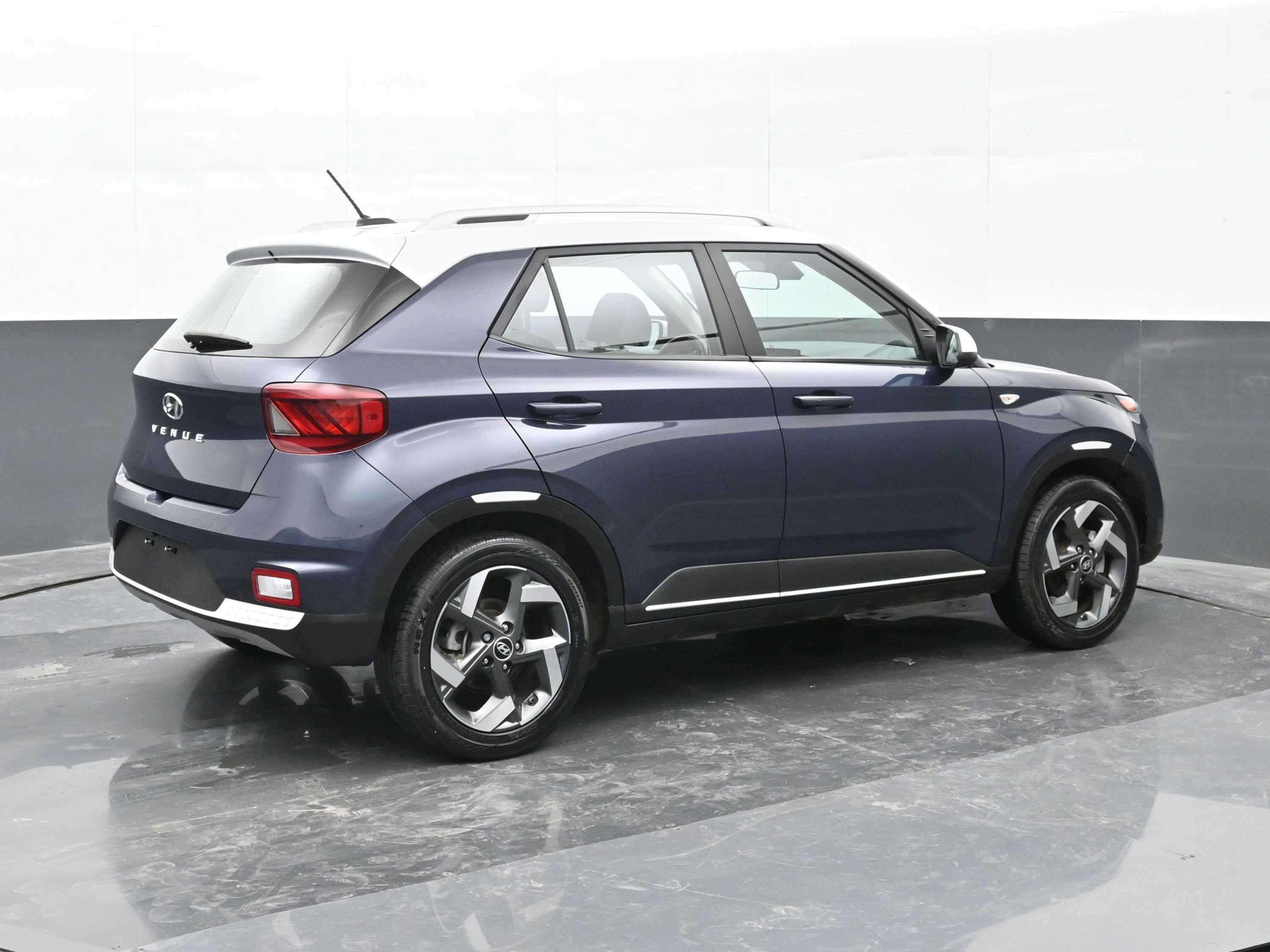 Used 2023 Hyundai Venue Limited w/ Cargo Package image 6