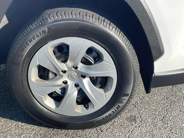 Used 2021 Toyota RAV4 LE FWD image 12