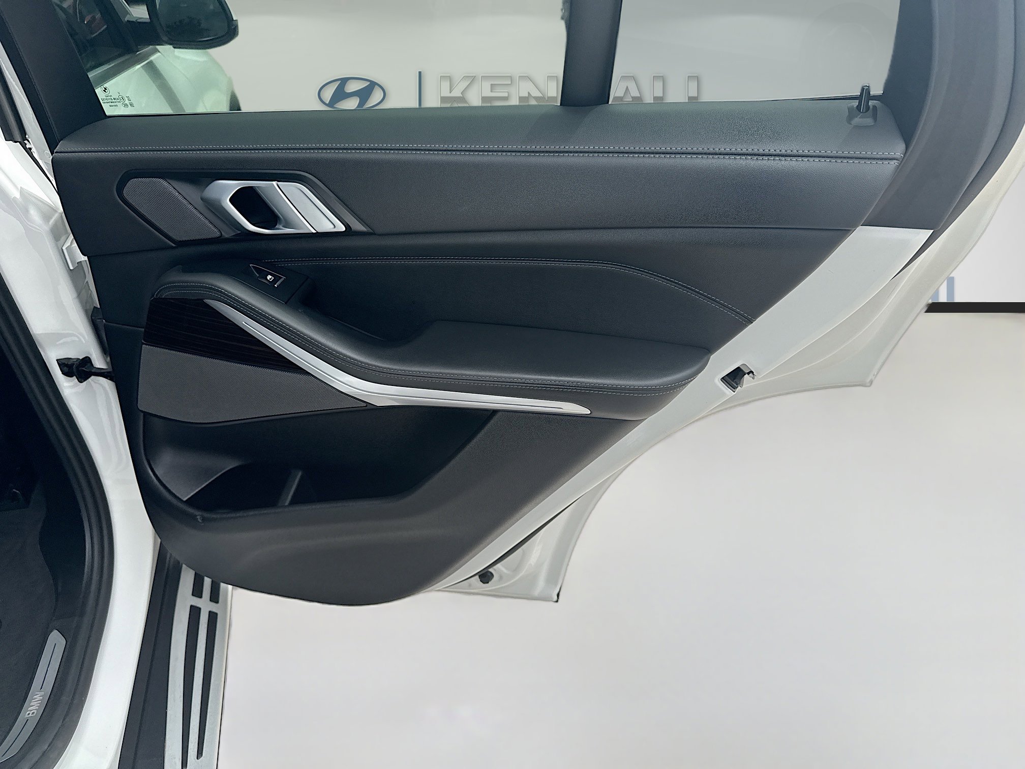 Used 2025 BMW X5 xDrive50e image 28