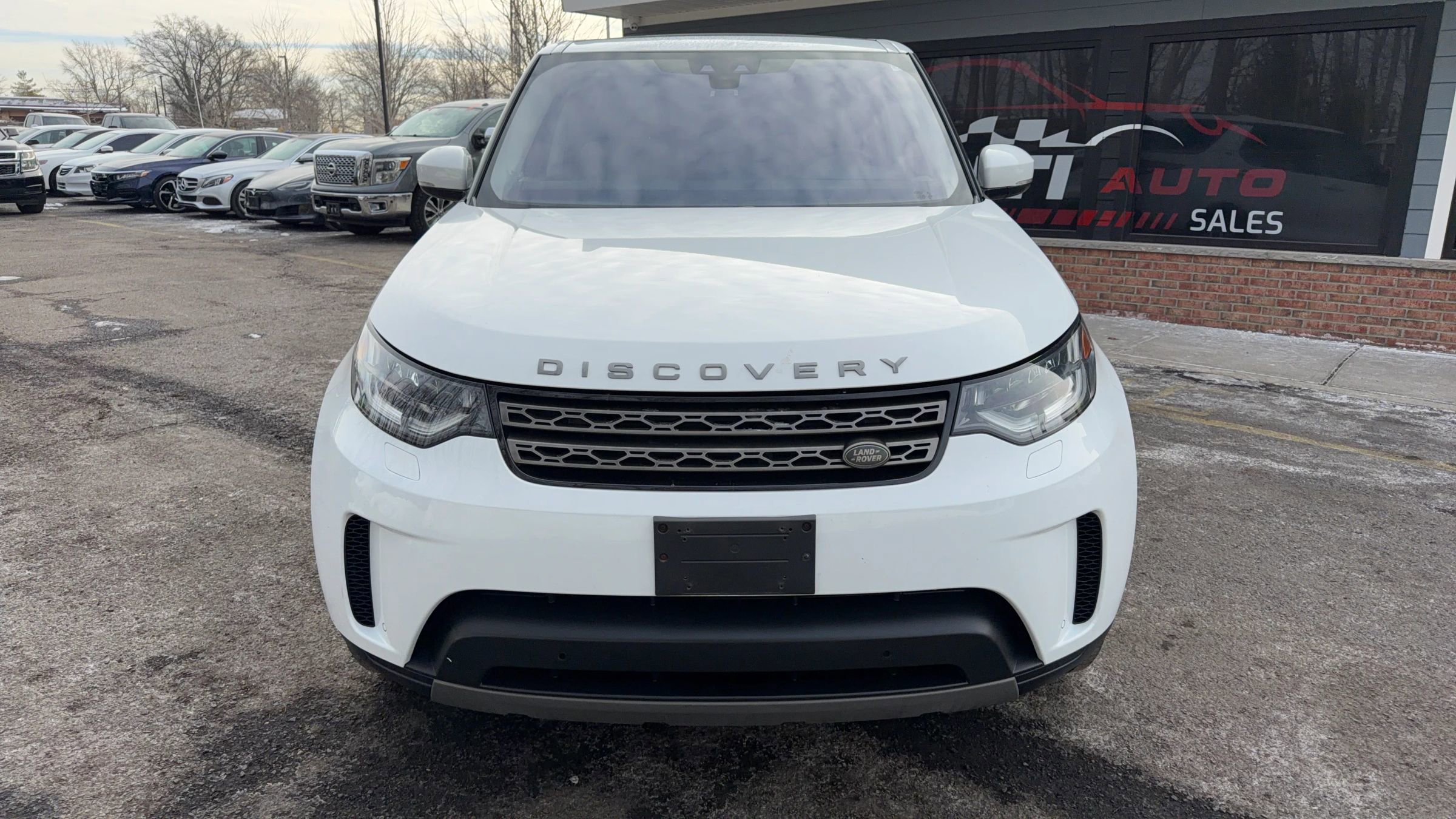 Used 2017 Land Rover Discovery SE image 2