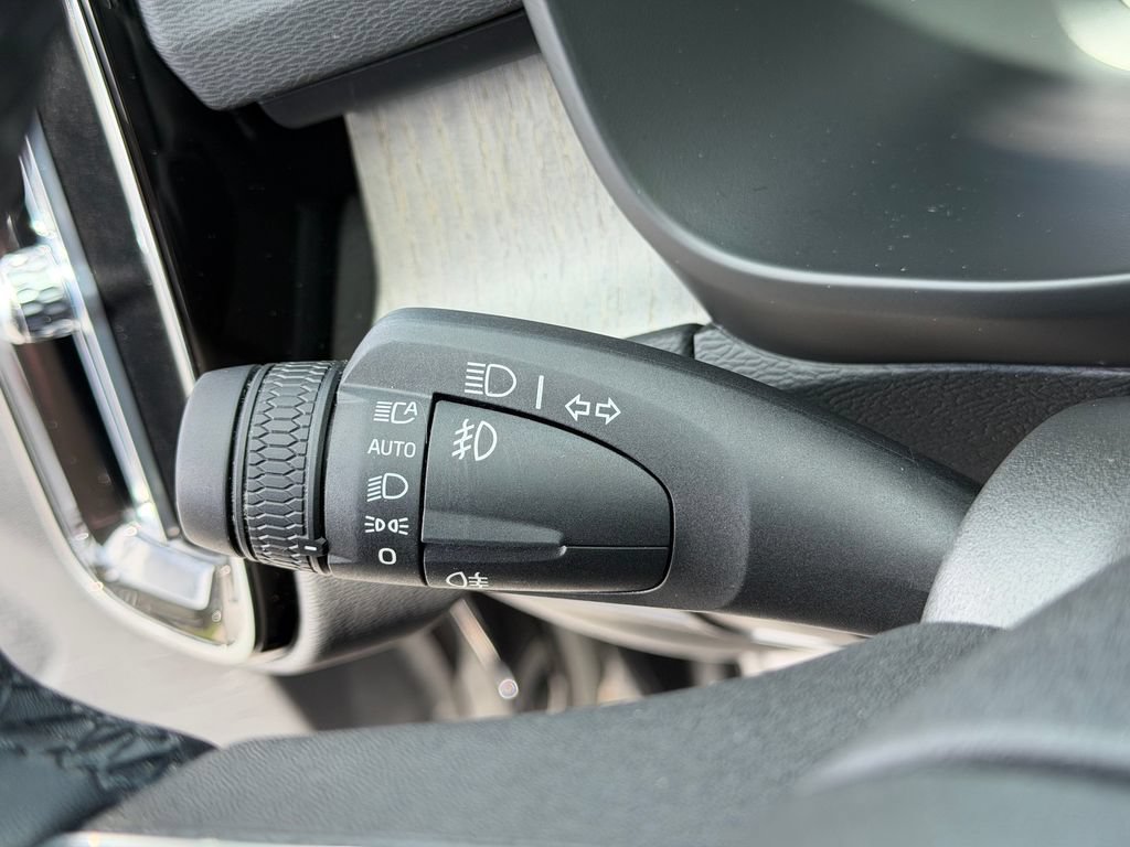 Certified 2023 Volvo XC40 B5 Plus w/ Driver Assist Package AWD/4WD image 40