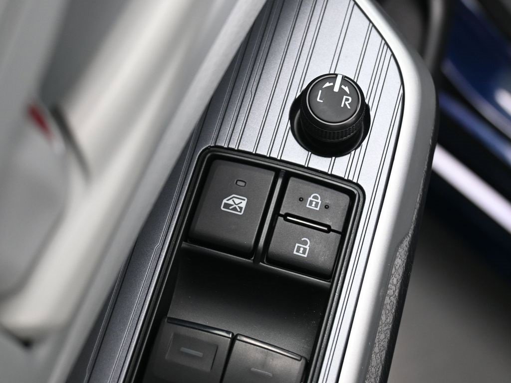 Used 2025 Toyota Sienna LE image 12