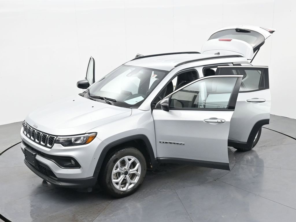 Used 2025 Jeep Compass Latitude image 38
