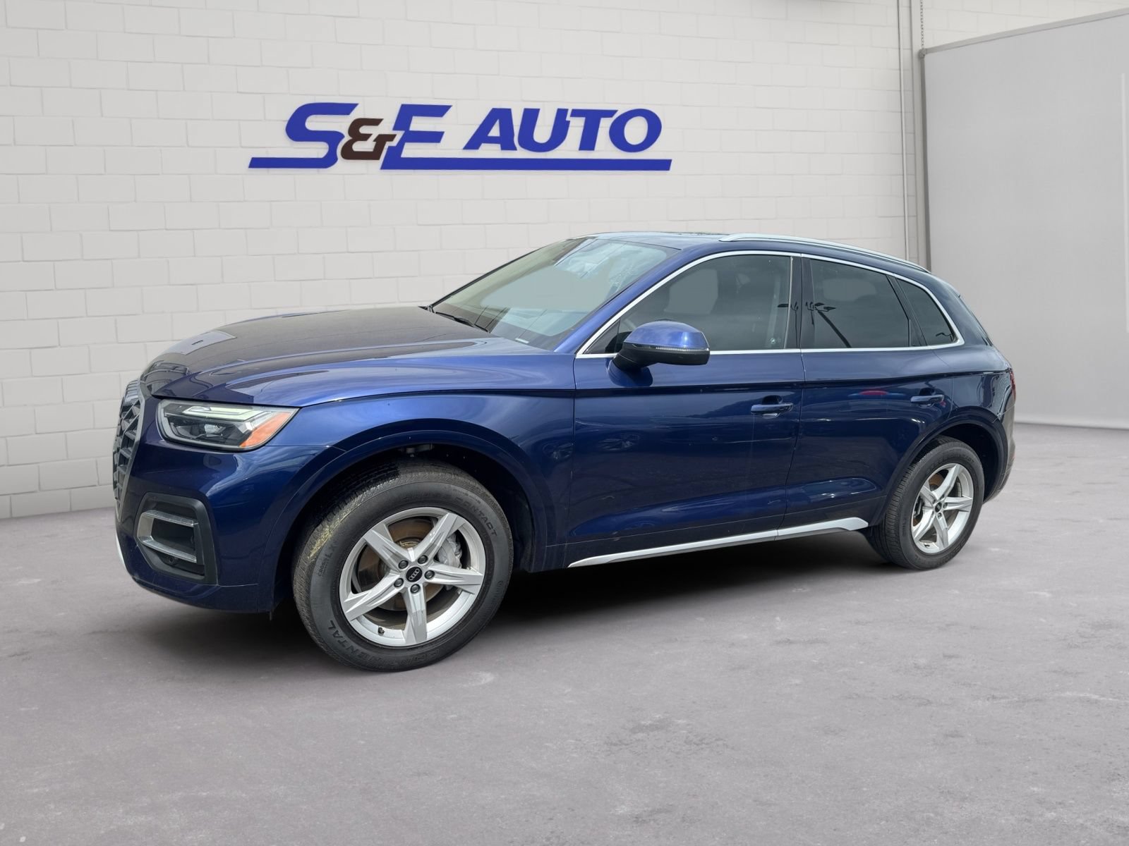 Used 2023 Audi Q5 2.0T Premium w/ Convenience Package AWD/4WD image 2