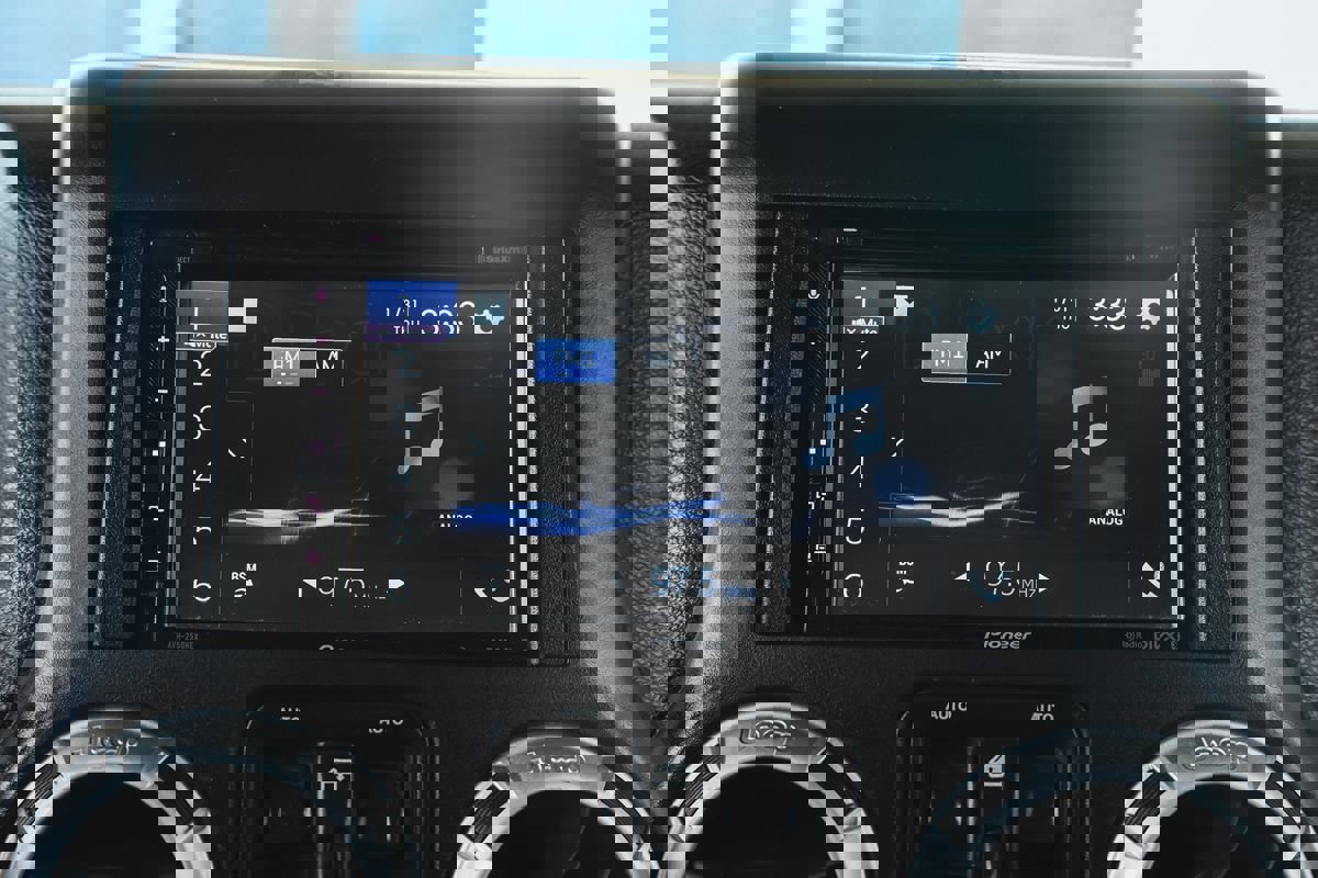 Used 2015 Jeep Wrangler Unlimited Rubicon w/ Connectivity Group image 32