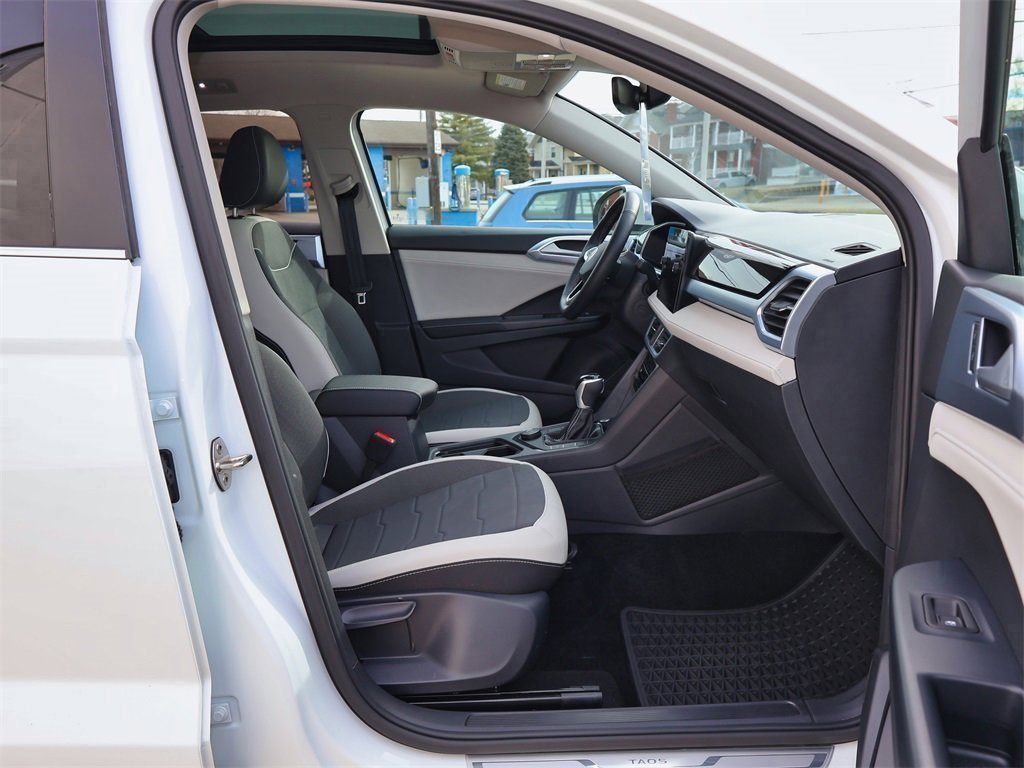 Certified 2025 Volkswagen Taos SE w/ Panoramic Sunroof Package image 28