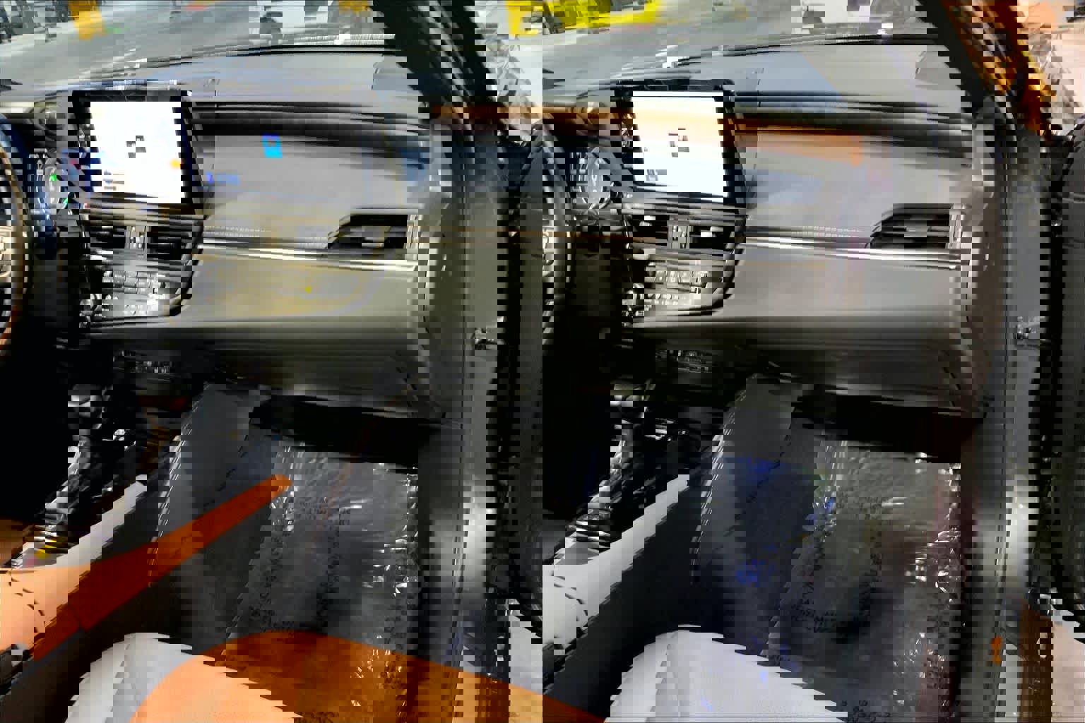 Used 2025 Lexus ES 300h w/ Luxury Package image 18