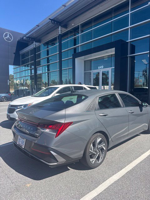 Used 2024 Hyundai Elantra Limited FWD image 11