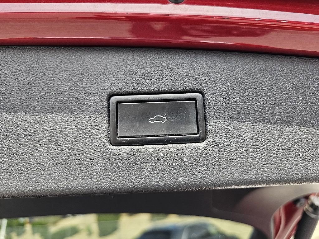 Used 2018 Volkswagen Tiguan SEL FWD image 12