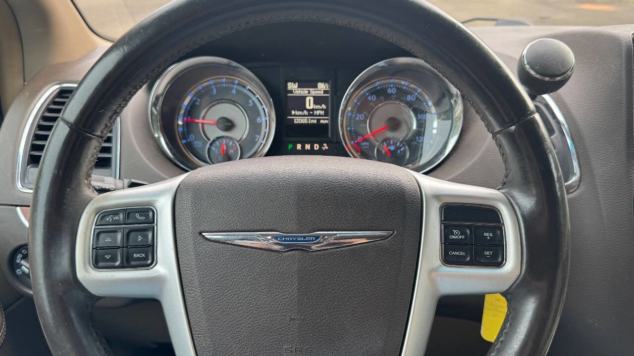 Used 2014 Chrysler Town & Country Touring FWD image 16