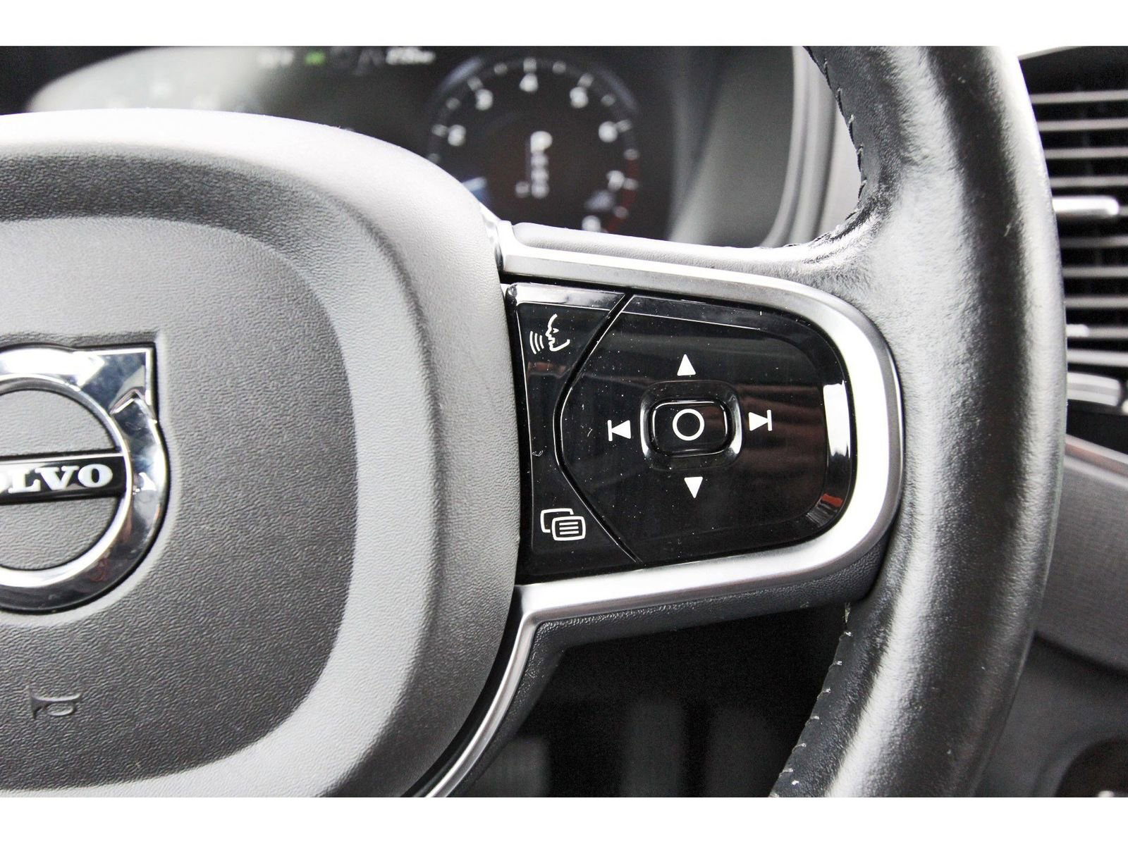 Used 2016 Volvo XC90 T6 Momentum w/ Momentum Plus Package AWD/4WD image 20