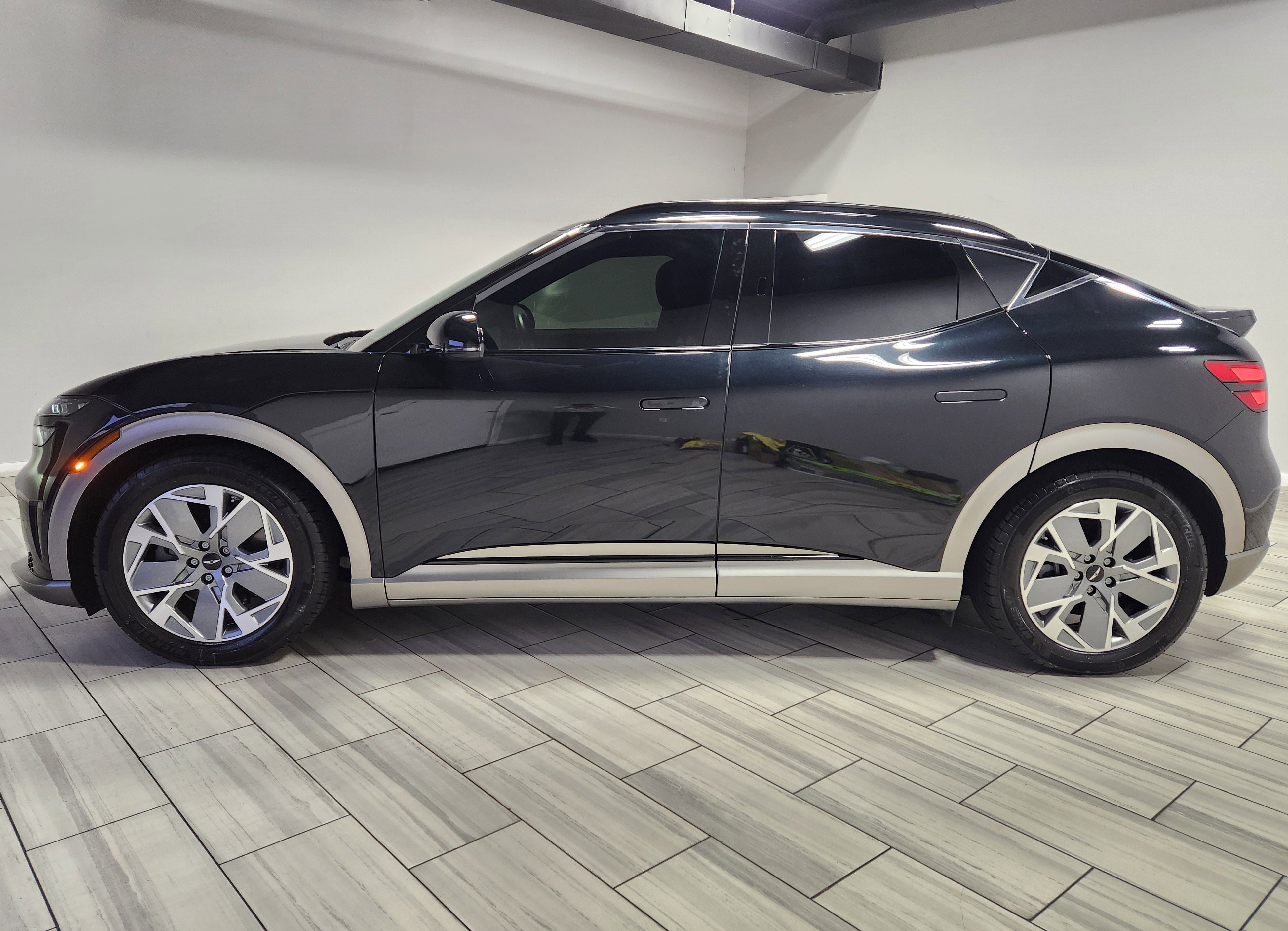 Used 2025 Genesis GV60 RWD image 2