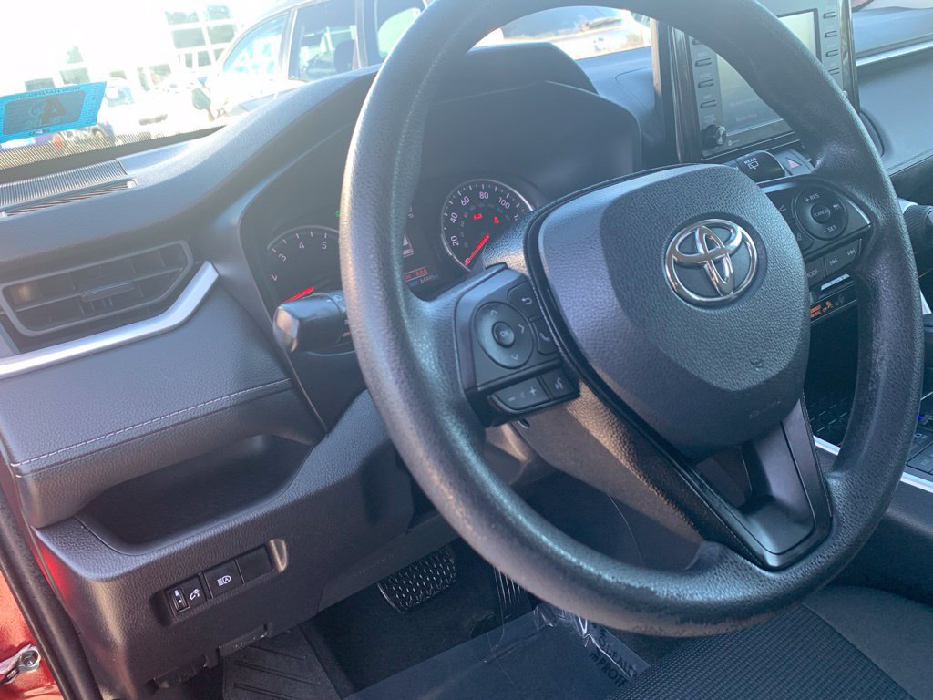Used 2021 Toyota RAV4 LE AWD/4WD image 14