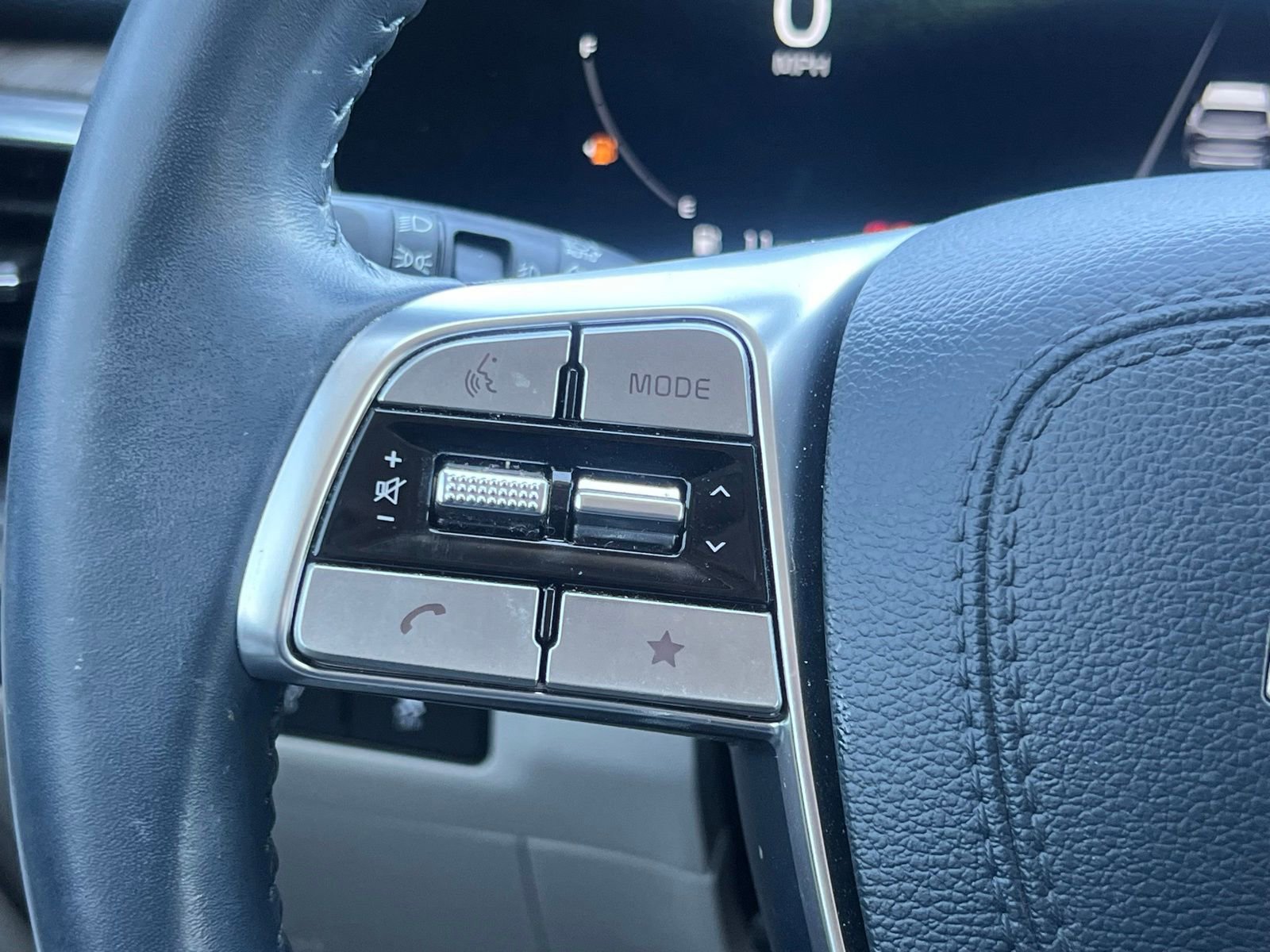 Used 2025 Kia Telluride SX w/ SX Captain's Chair Package image 33