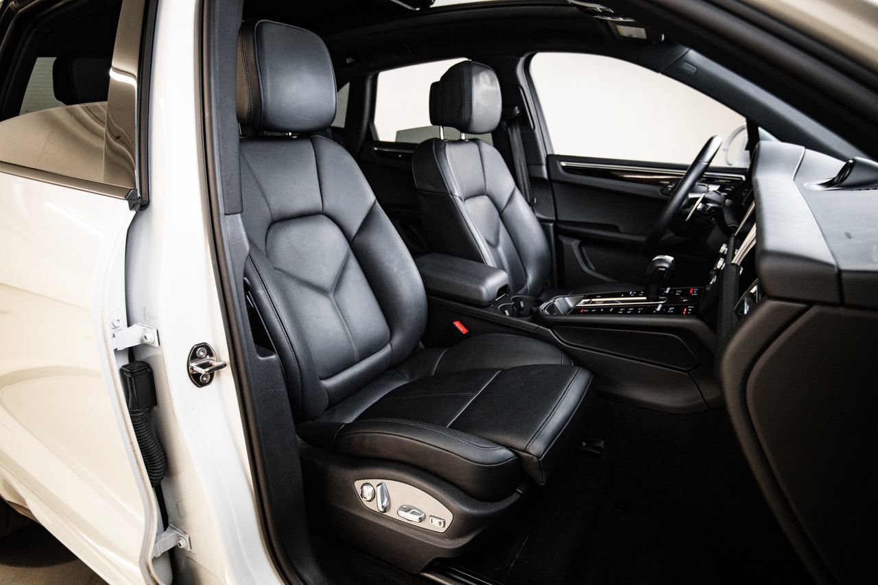 Certified 2023 Porsche Macan AWD/4WD image 29