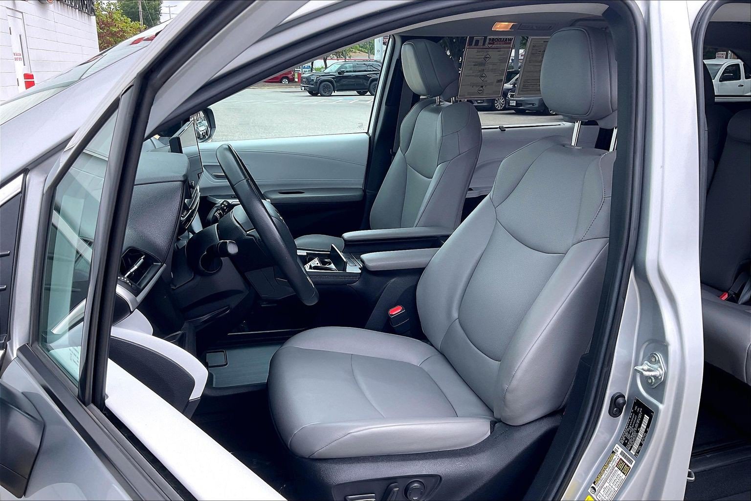 Used 2025 Toyota Sienna XLE FWD image 30
