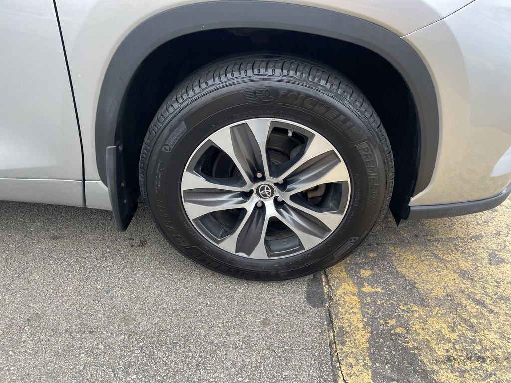 Used 2023 Toyota Highlander XLE image 11