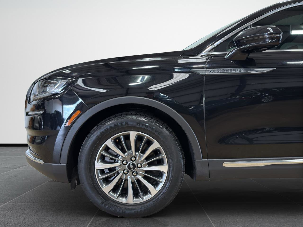 Used 2022 Lincoln Nautilus Reserve AWD/4WD image 2