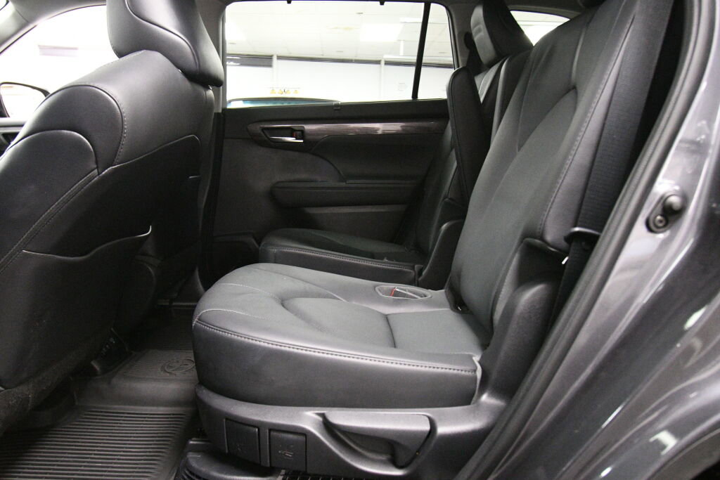 Used 2021 Toyota Highlander Limited image 22