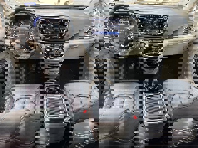 Used 2024 Chrysler Pacifica Touring-L image 9