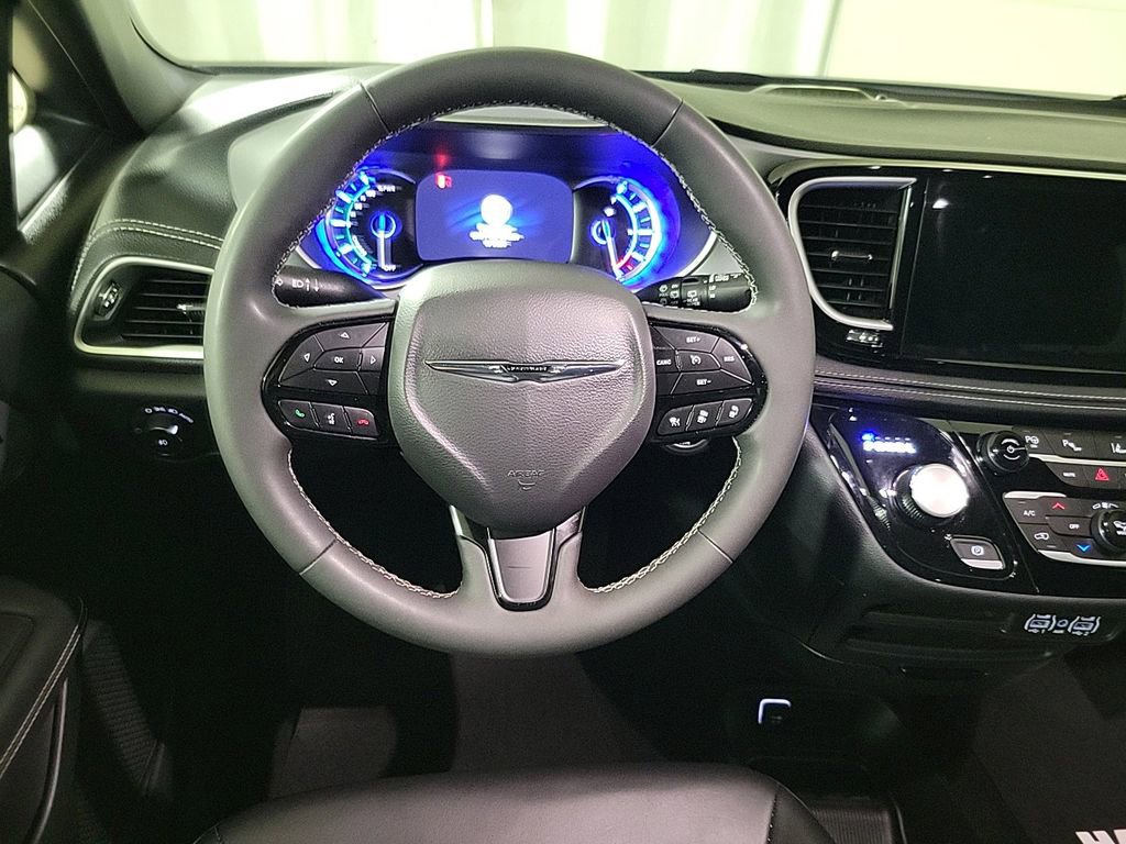 Used 2024 Chrysler Pacifica Select image 16