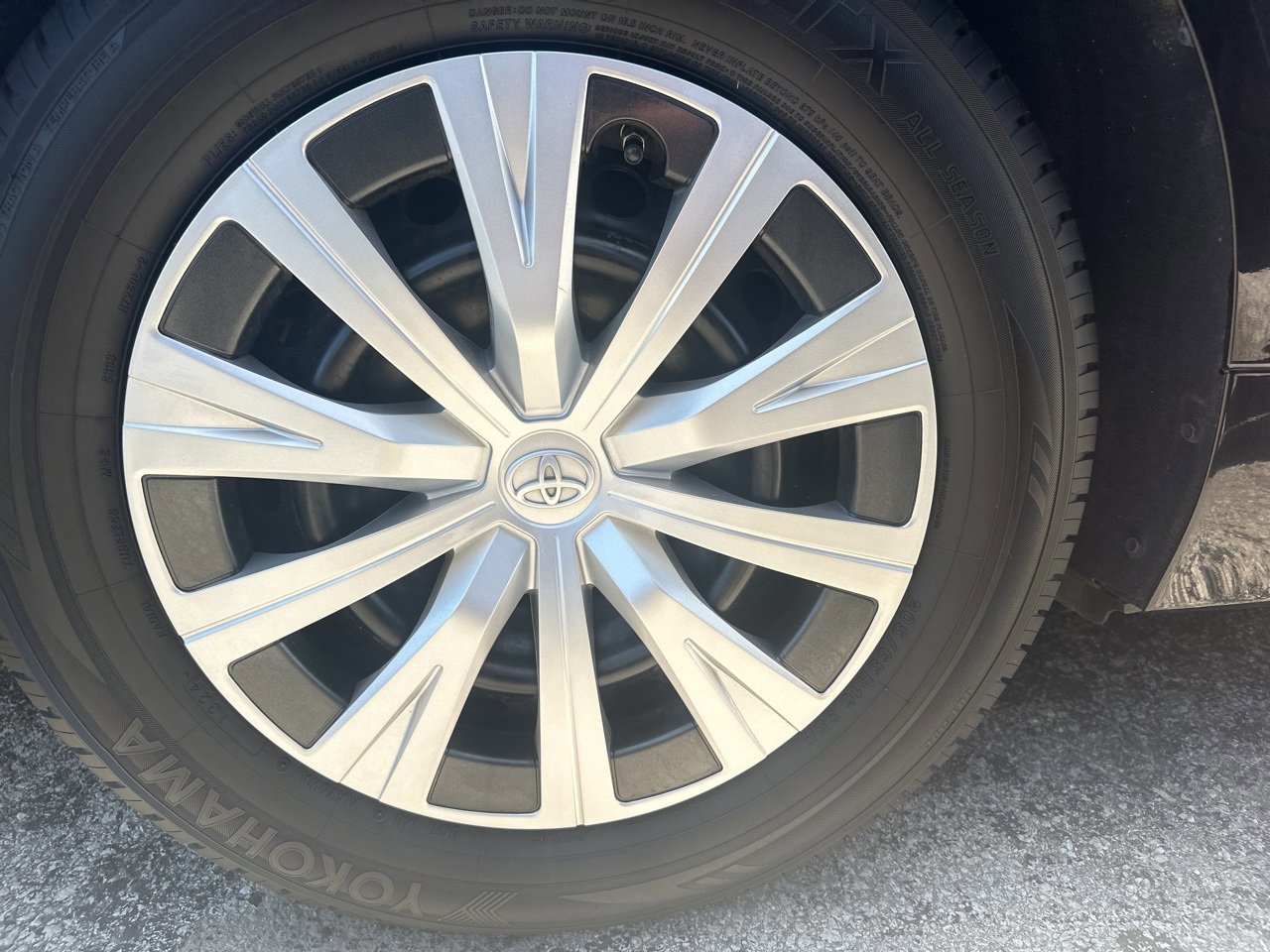 Used 2020 Toyota Camry LE image 10