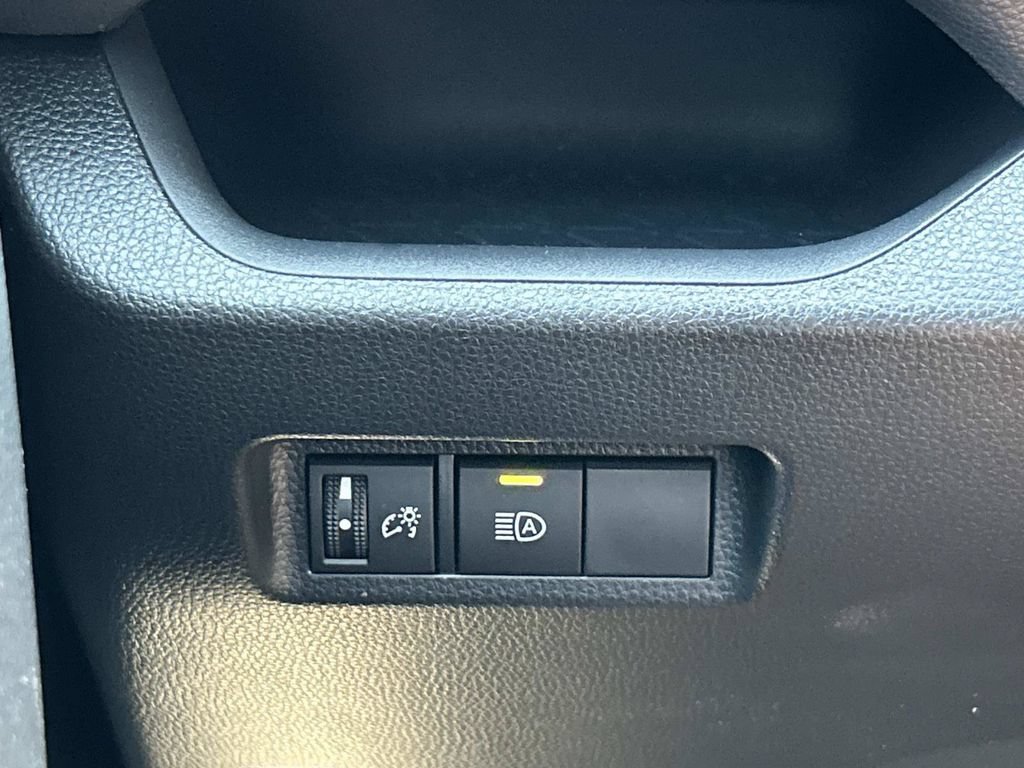 Used 2025 Toyota RAV4 XLE AWD/4WD image 27