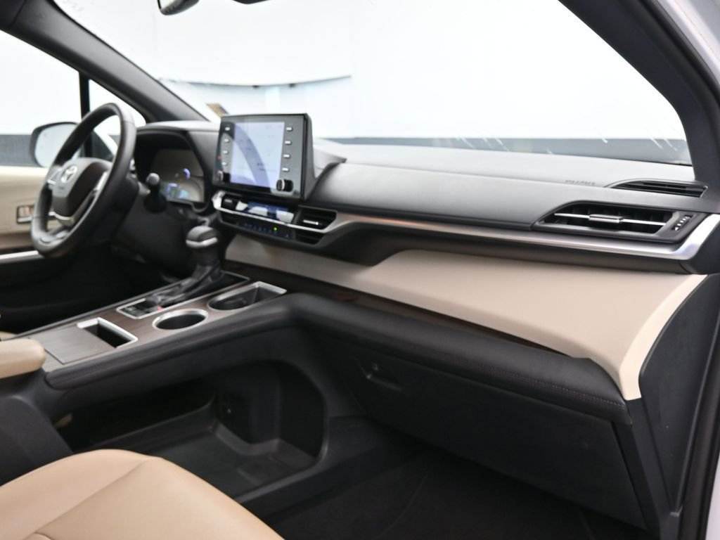 Used 2021 Toyota Sienna XLE image 16