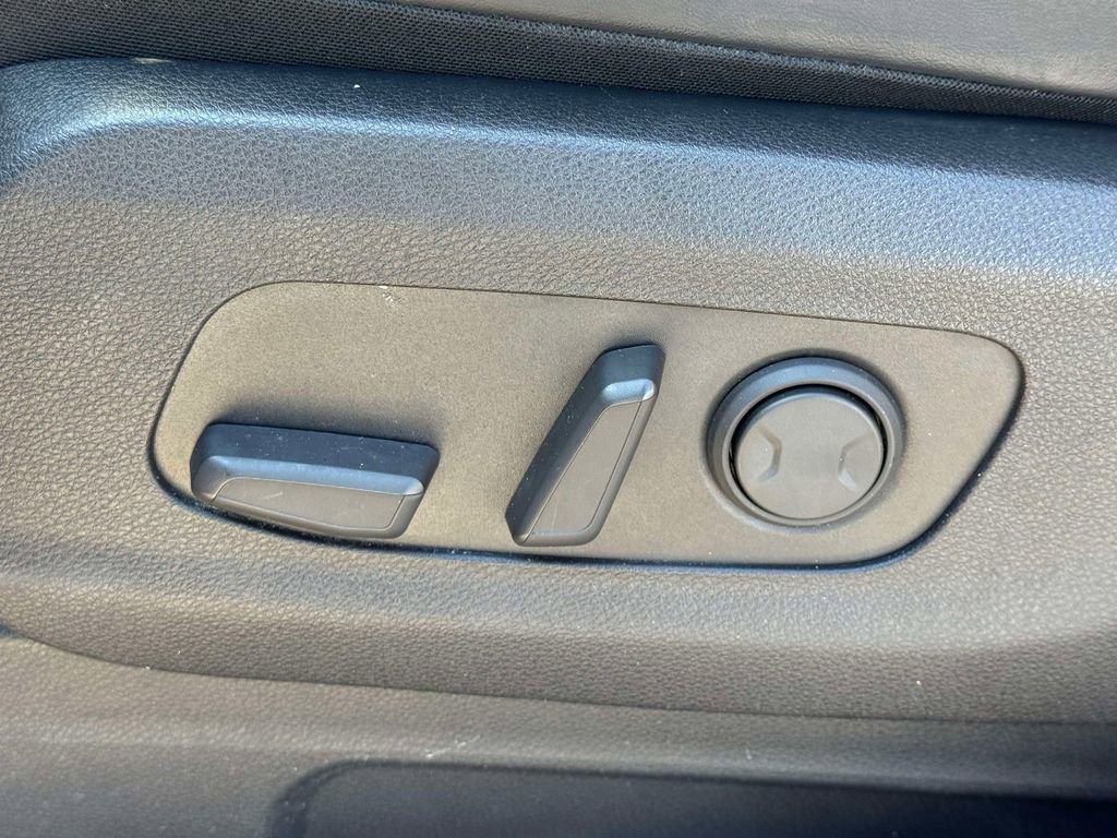 Used 2024 Kia Carnival EX FWD image 17