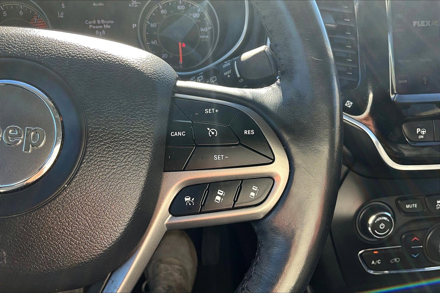 Used 2019 Jeep Cherokee Limited w/ Luxury Group AWD/4WD image 23