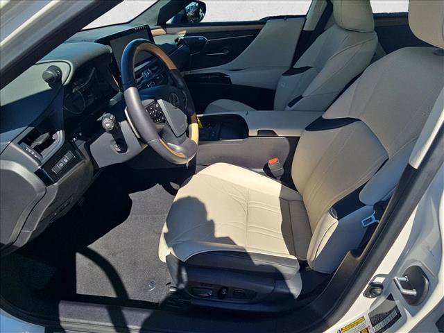 Used 2024 Lexus ES 300h w/ Luxury Package FWD image 17