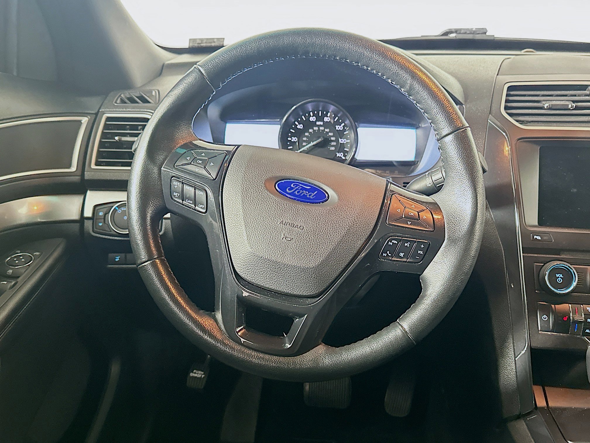 Used 2017 Ford Explorer XLT w/ Equipment Group 202A FWD image 18