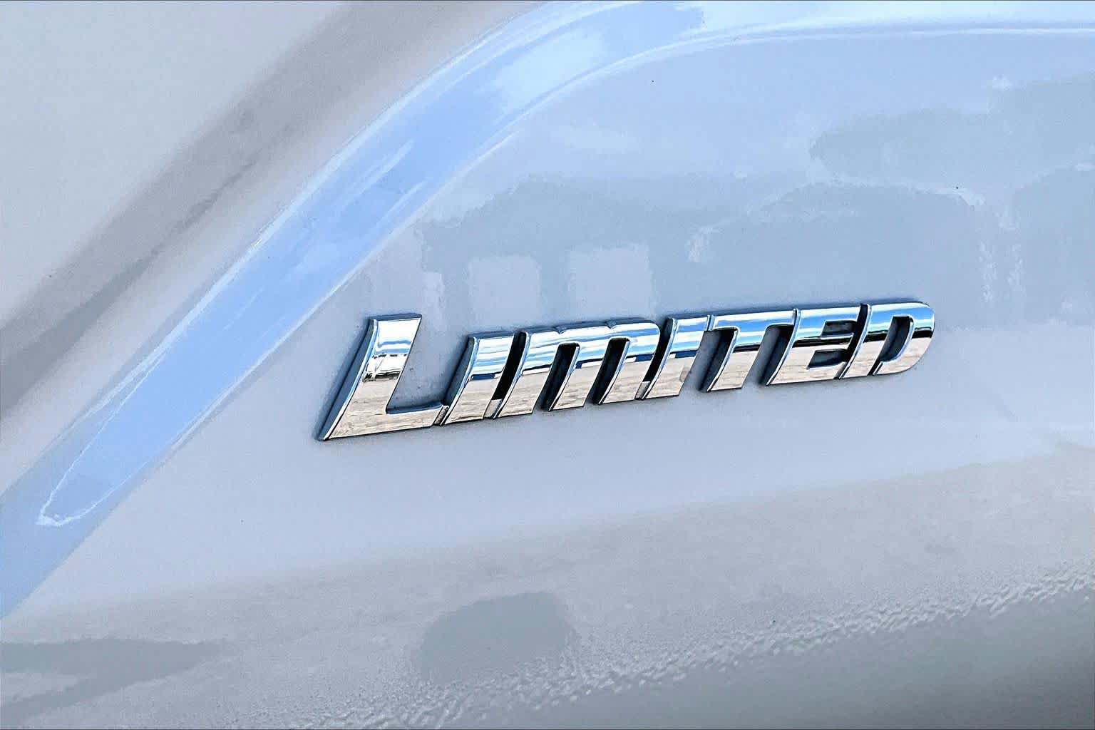 Used 2025 Toyota Tacoma Limited AWD/4WD image 12