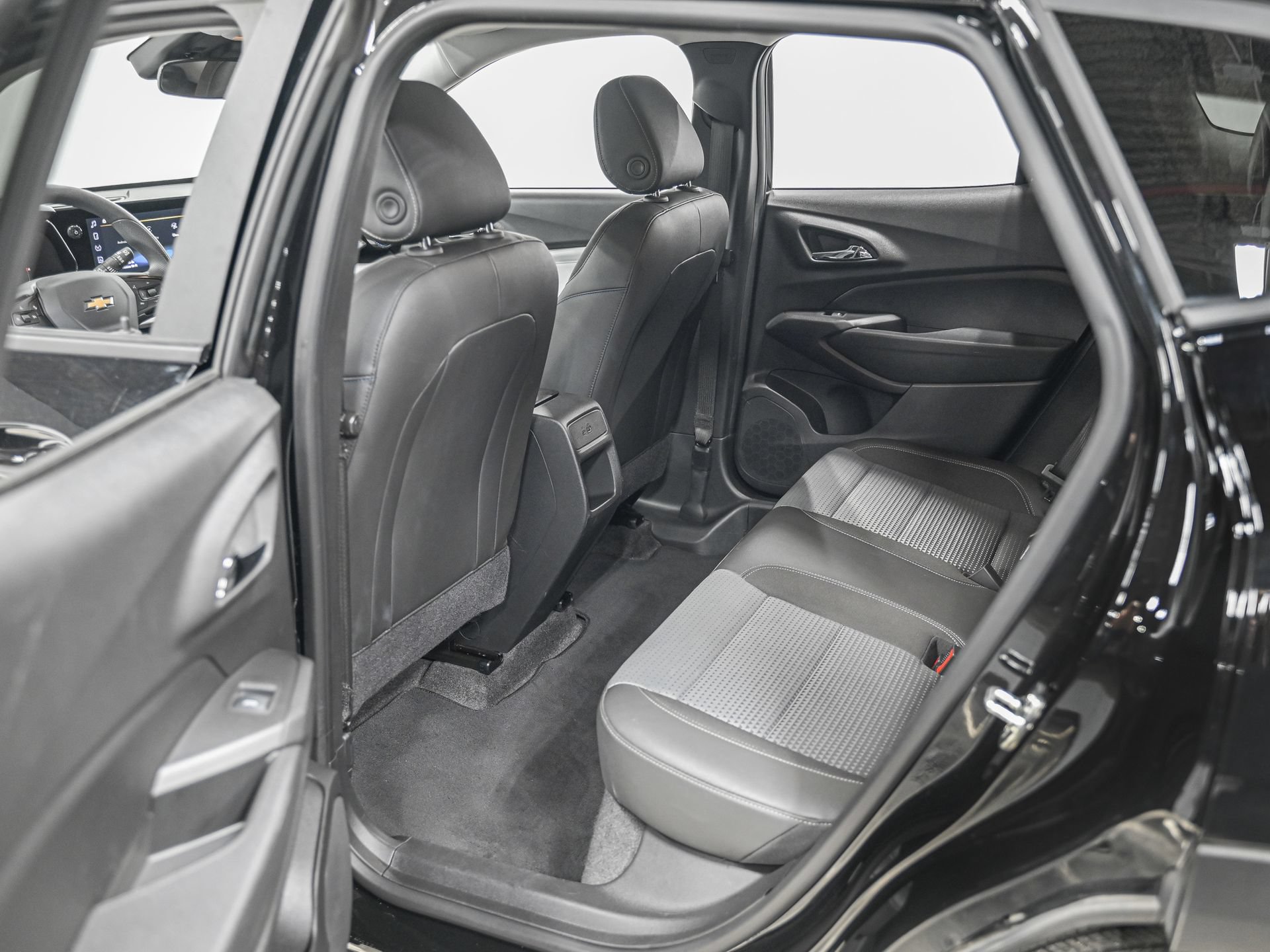 Used 2024 Chevrolet Trax LT FWD image 30