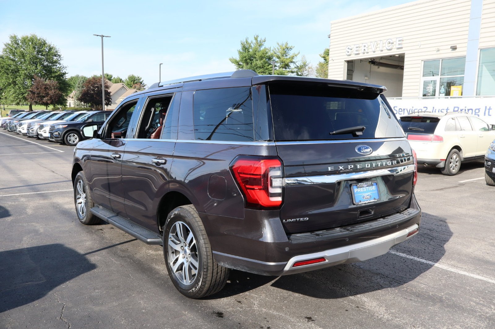 Used 2024 Ford Expedition Limited AWD/4WD image 4