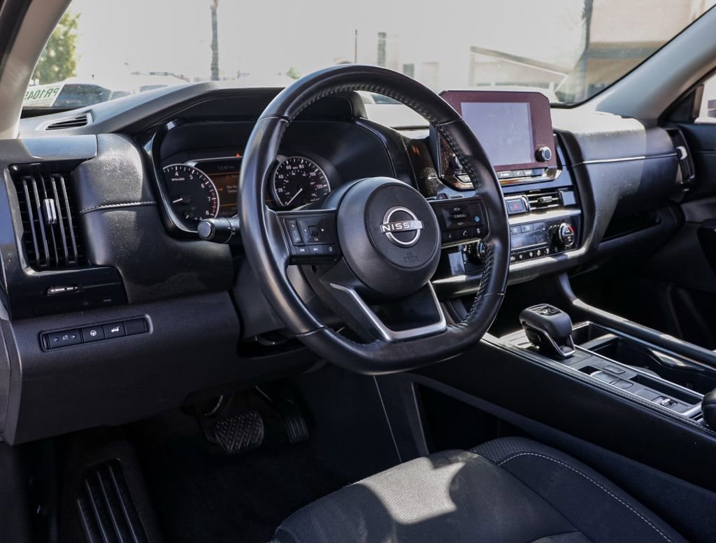 Used 2025 Nissan Pathfinder SV image 15